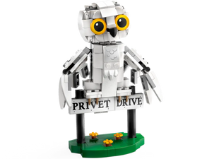 LEGO Harry Potter Hedwig set showing white owl perched on Privet Drive sign with flowers below